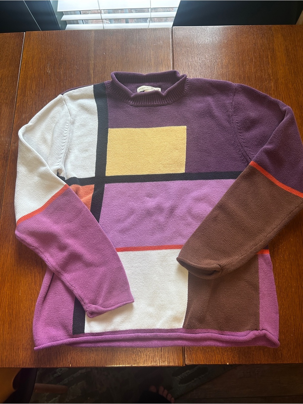 Women’s small Geometric Colorblock Crewneck